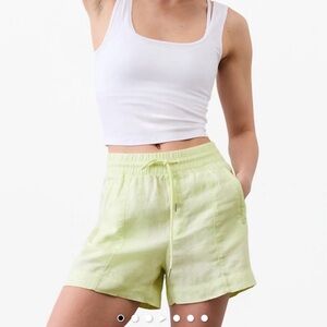 Athleta Retreat Linen Mid Rise 4" Short